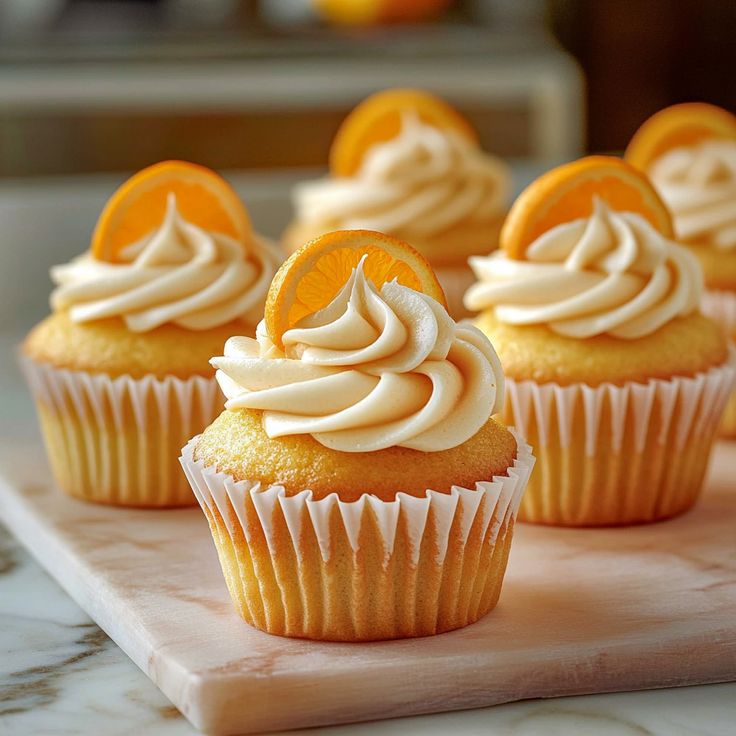 Un assortiment de plats rwandais traditionnels, y compris Isombe et brochettes