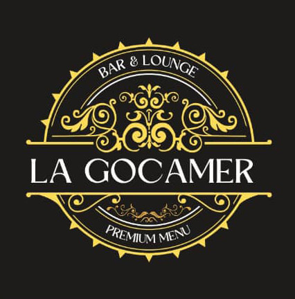 Plusieurs verres de jus de bissap, une boisson typique d'Afrique de l'Ouest